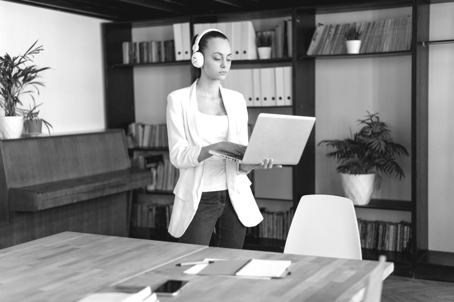 Modernes Büro mit Finanzanalyse-Equipment